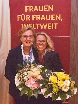 Annette Bergschneider (links) übergibt das Amt der Präsidentin des Zonta Club Lippstadt an Susanne Musga