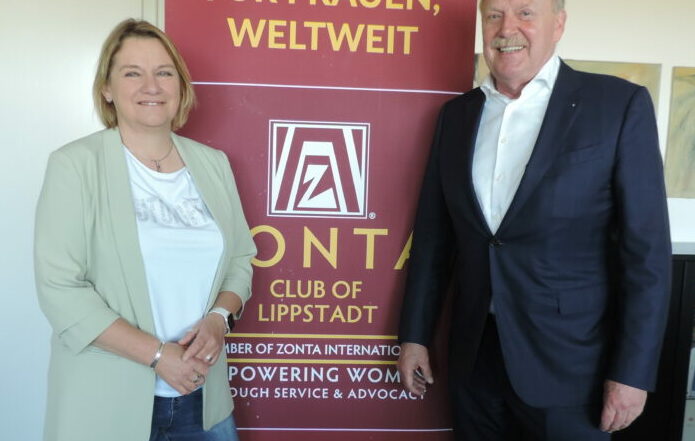 Dr. Elke Focken (links), Präsidentin des ZONTA-Clubs Lippstadt, freut sich darüber, Heinrich Giebeler (rechts), Geschäftsführer des Westfälischen Wachdienstes, als Exklusiv-Werbepartner des Clubs für den Altstadtlauf 2024 gewonnen zu haben. Foto: ZONTA Lippstadt/Hense-Ferch